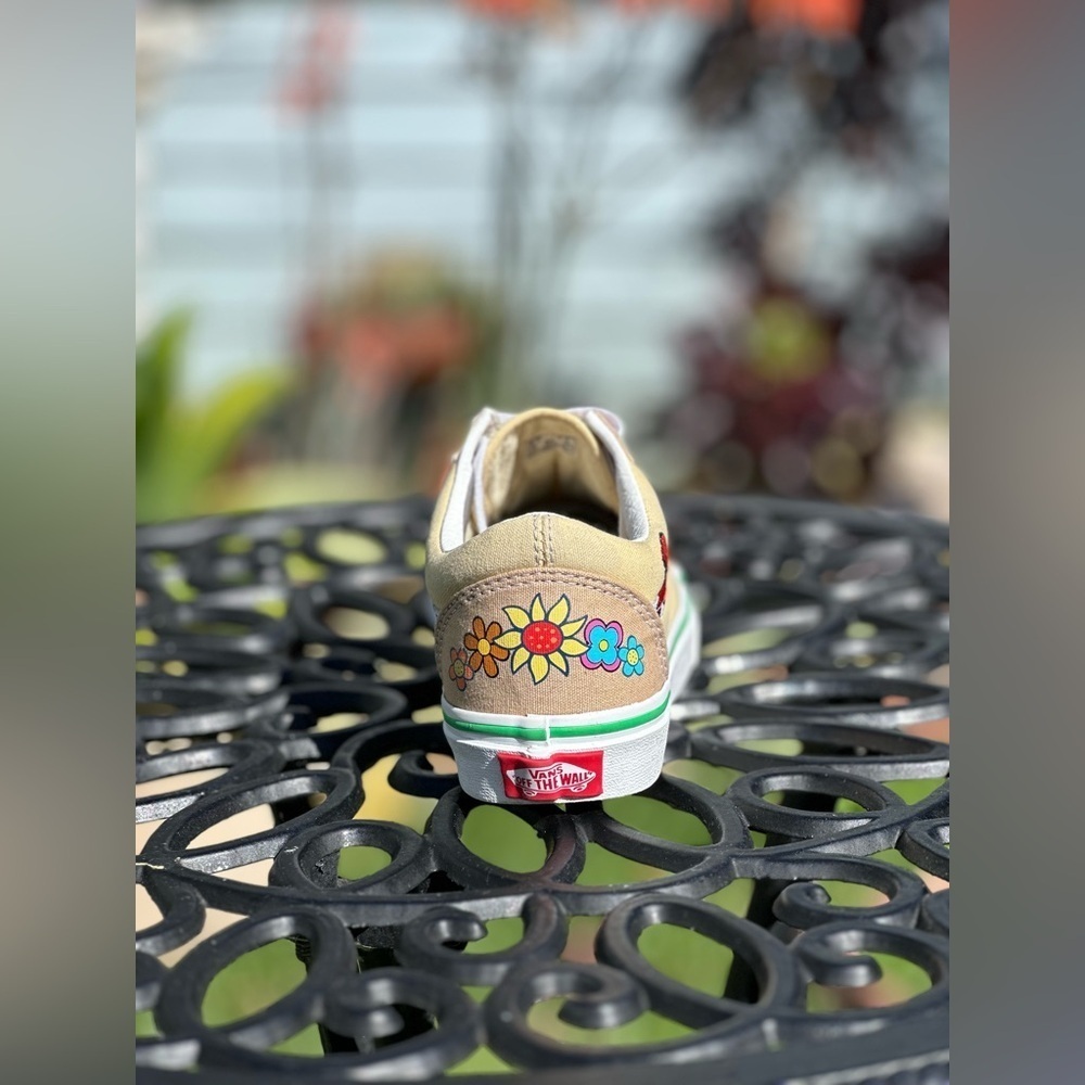 Vans x Sesame Street — Old Skool “Elmo” Sneakers - Picture 3 of 9